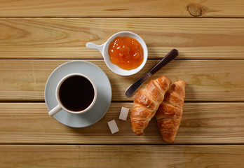 prima colazione con caffè e croissant