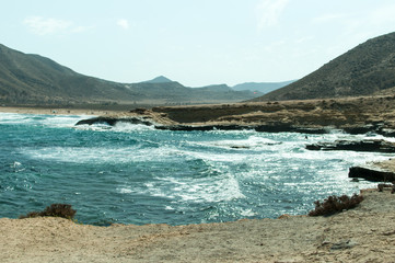 Playa entre montañas