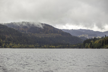 Titisee im Schwarzwald an einem bew&ouml;lkten Tag