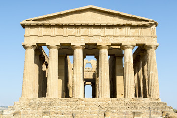 Fototapeta premium Temple of Concordia, a Greek temple in the Temple Valley (Valle dei Templi) in Agrigento, Sicily, Italy 