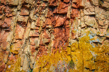 Verwitterte rötliche Felswand