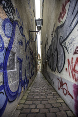 Graffiti: Enge Gasse in Freiburg im Breisgau