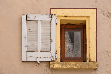 Fototapeta na wymiar A yellow isolated window in southern France (Provence)