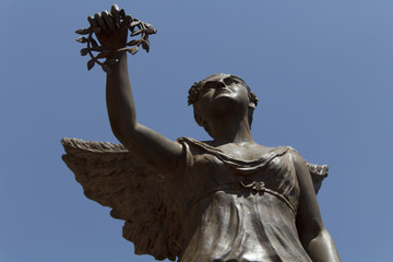 Estatua de angel en el teatro jose de la cruz mena