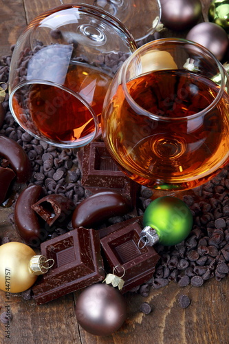 "Bicchieri di cognac con cioccolato fondente" Immagini e ...