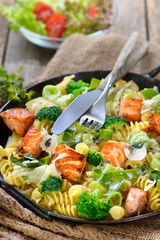 Nudeln mit Lachs und Sahne-Lauchsoße, mit frisch gehobeltem Merrettich in der Eisenpfanne serviert - Pasta with fried salmon, horseradish and a sauce of cream and leek served in an iron frying pan