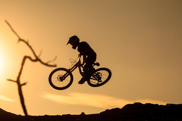 Descenso en bicicleta de montaña en Chile al atardecer