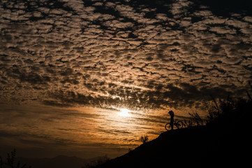 Descenso en bicicleta de montaña en Chile al atardecer