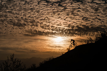 Descenso en bicicleta de montaña en Chile al atardecer