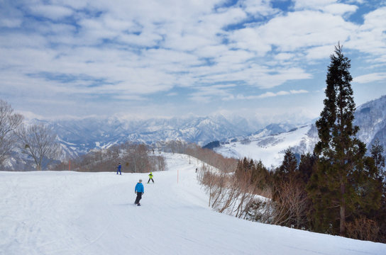 冬晴れのスキーゲレンデ