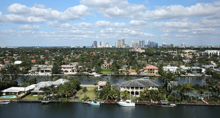 Fototapeta na wymiar Aerial skyline view of Fort Lauderdale's Intracoastal waterway canals and residential homes.