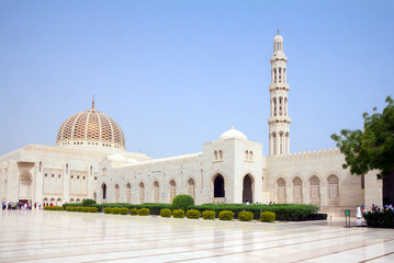 Fototapeta na wymiar Оман. Маскат. Большая мечеть Султана Кабуса.