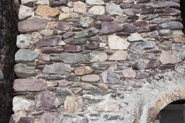 Mur en vieilles pierres dans un village de montagne
