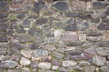 Mur en vieilles pierres dans un village de montagne