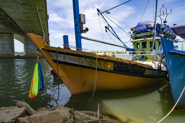Naklejka premium fisherman boat anchored over cloudy and blue sky background at s