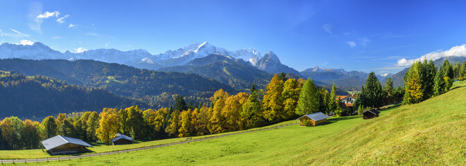 goldener Oktober am Wettersteingebirge in Oberbayern