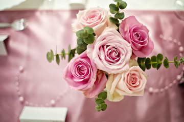 Pink roses bouquet placed on the table for decoration