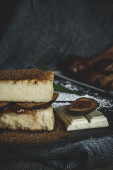 Cheesecake with figs and strawberry jam