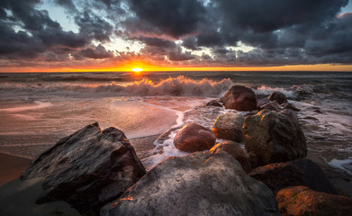Sonnenaufgang am Meer-rauhe See 