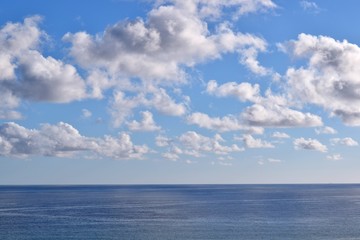 Naklejka na ściany i meble mare blu con cielo azzurro e nuvole