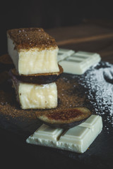 Cheesecake with figs and strawberry jam