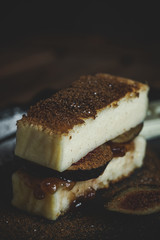 Cheesecake with figs and strawberry jam