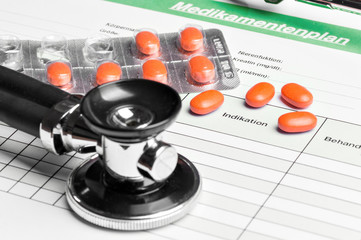 Medikamentenplan, mit Tabletten und Stethoskop