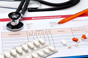 Medikamentenplan, mit Tabletten und Stethoskop