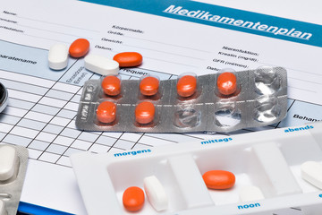 Medikamentenplan, mit Tabletten und Stethoskop