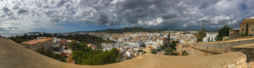 Fototapeta na wymiar Blick über Ibiza Stadt
