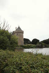 Etang et tourelle du château de Suscinio.