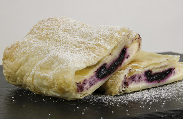 Topfen-Heidelbeer-Strudel