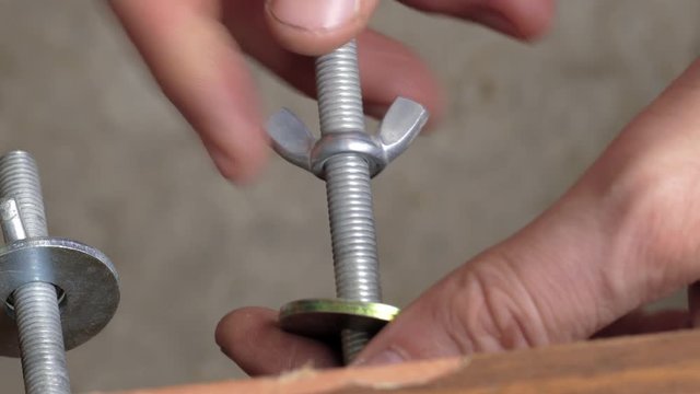 Clamp for fastening an object / Screwing the nut on the clamp