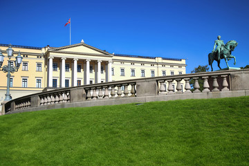 Obraz premium The Royal Palace and statue of King Karl Johan XIV in Oslo, Norw