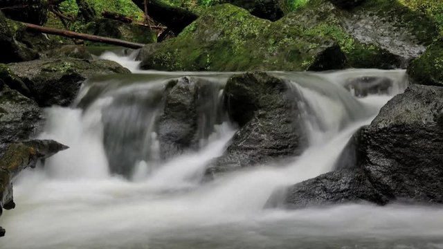 Ripresa in timelapse delle cascate sul fiume Treja  a Monte Gelato vicino  Mazzano Romano 