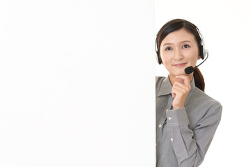 ホワイトボードを持つ笑顔のオペレーター