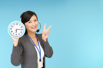 時計を持つ笑顔の女性