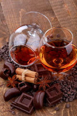 Bicchieri di cognac , cioccolato fondente , cannella e anice stellato