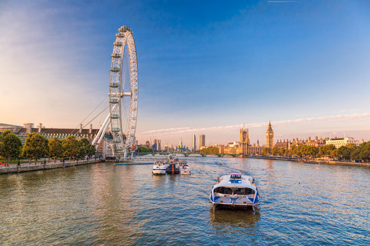 Fototapeta Wschód słońca z Big Ben, Pałac Westminsterski, London Eye, Westminster Bridge, Tamiza, Londyn, Anglia, Wielka Brytania.