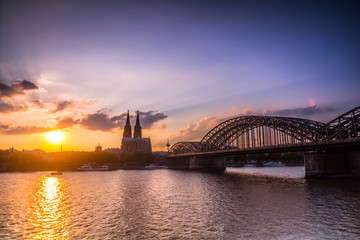 Sch&ouml;ner Sonnenuntergang mit der K&ouml;lner Skyline