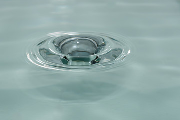 Wassertropfen als Tropfen im Wasser