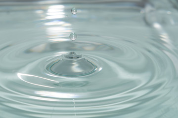 Wassertropfen als Tropfen im Wasser