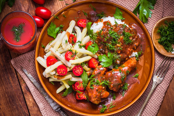 Chicken in tomato sauce with rice and green beans