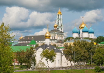Fototapeta na wymiar Churches and bell tower of the Trinity-Sergius Lavra in Sergiev Posad