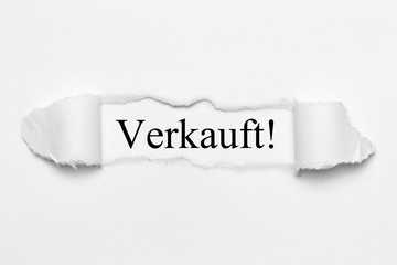 Fototapeta premium Verkauft! auf weißen gerissenen Papier