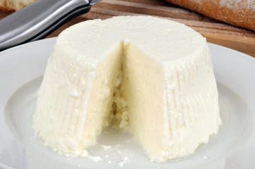 Fromage brousse entamé posé sur une assiette