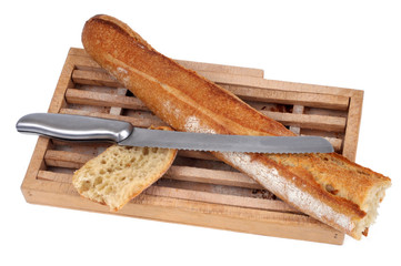 Baguette sur une planche à pain avec un couteau