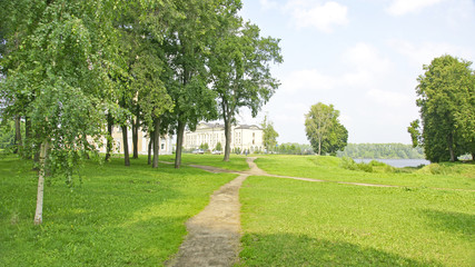 Jardines y edificios de Uglich, Rusia