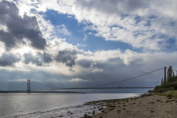 Obraz premium Portrait photograph of the Humber Bridge, taken from Hessle foreshore