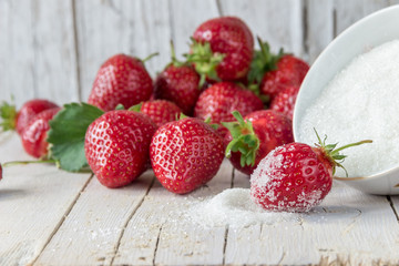Ягоды свежей спелой клубники на деревянном фоне. здоровое питание.